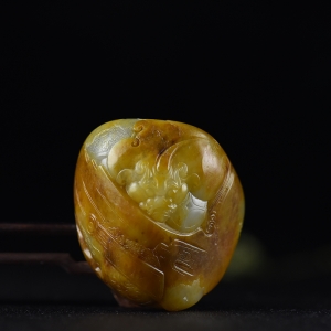 籽料和田玉黄沁貔貅手把件