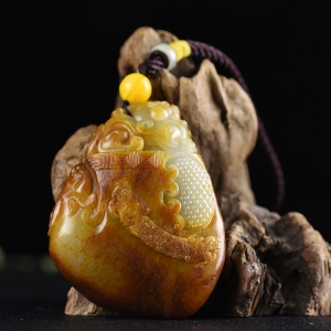 籽料和田玉黄沁府上有龙手把件