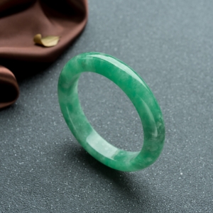 55.5mm糯冰种翠绿翡翠平安镯