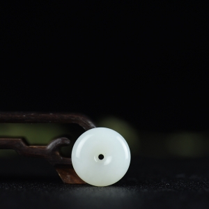 籽料和田白玉平安扣吊坠