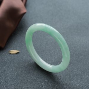 56.5mm糯冰种浅绿翡翠圆镯