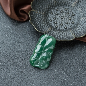 糯种深绿翡翠连年有余吊坠