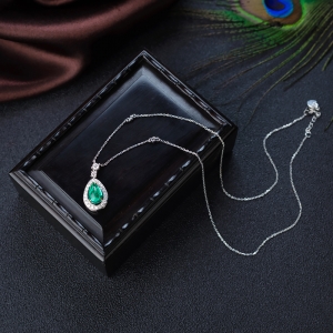 18K亮绿祖母绿项链