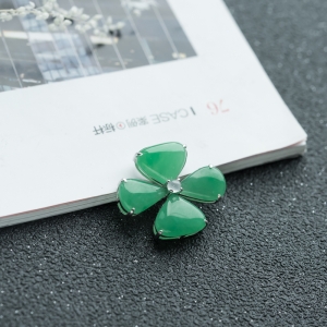 18K糯冰种苹果绿翡翠四叶草吊坠
