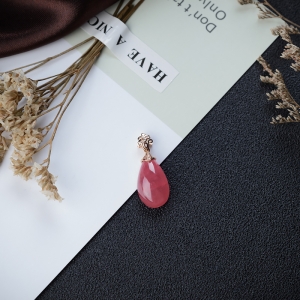 18K红纹石水滴吊坠