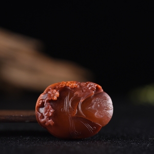 俏色南红喜上眉梢平安锁吊坠