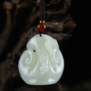 山料和田白玉灵猴献瑞吊坠