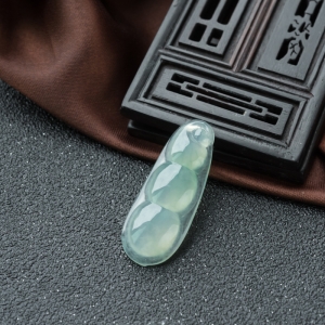 冰种晴水翡翠福豆吊坠