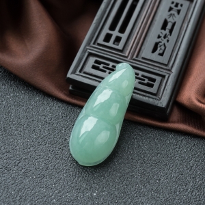 糯冰种浅绿翡翠福豆吊坠