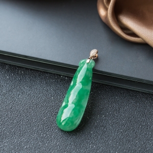 18K糯种翠绿翡翠福豆吊坠