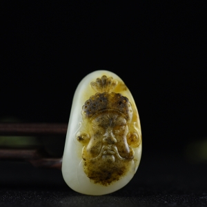 俏色籽料和田玉脸谱吊坠