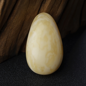 带皮白花蜜蜡水滴吊坠