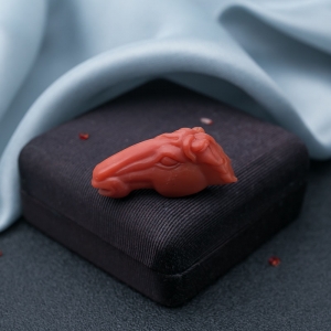 柿子红南红马头吊坠