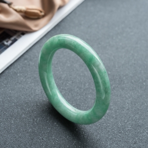 56mm糯种豆绿翡翠圆镯