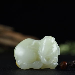 籽料和田白玉封侯拜相手把件