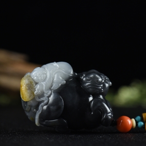 籽料和田玉青花牛气冲天手把件