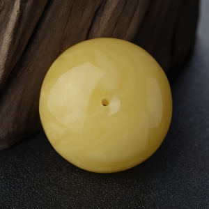 鸡油黄蜜蜡平安扣吊坠