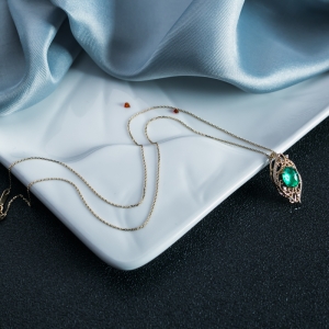 18K亮绿祖母绿吊坠