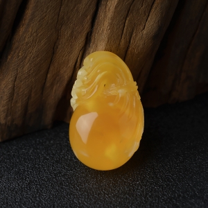 鸡油黄蜜蜡钱袋吊坠