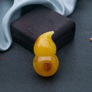 带皮鸡油黄蜜蜡葫芦吊坠