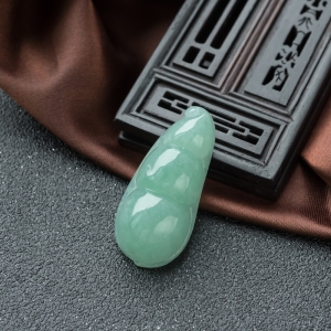 糯冰种浅绿翡翠福豆吊坠
