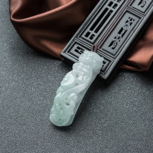 糯冰种浅绿翡翠望子成龙吊坠