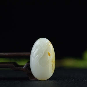 籽料和田白玉关公吊坠