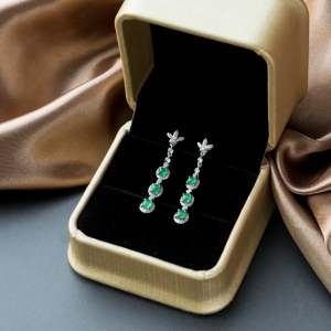 18K冰种翠绿翡翠耳坠