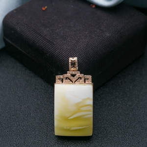 18K白花蜜蜡无事牌吊坠