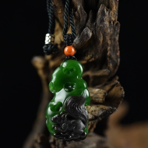 山料和田碧玉松鼠吊坠