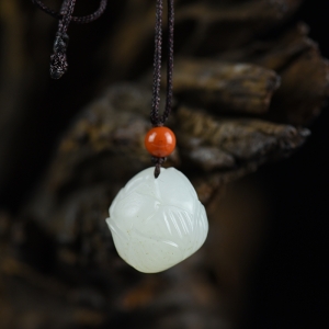 籽料和田白玉含苞待放吊坠