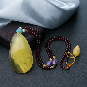 鸡油黄金绞蜜水滴吊坠