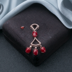 18K阿卡牛血红珊瑚吊坠