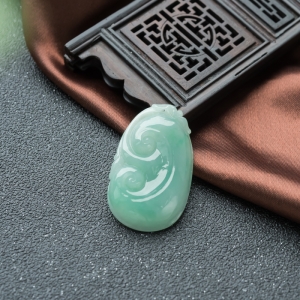 糯种浅绿翡翠如意吊坠