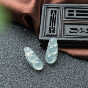 冰种淡晴水翡翠福豆吊坠（单件）