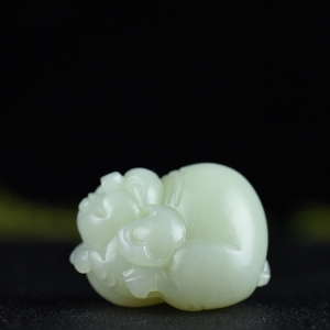 山料和田白玉福猪手把件