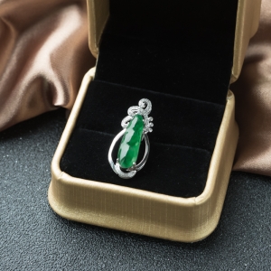 18K糯冰种翠绿翡翠福豆吊坠