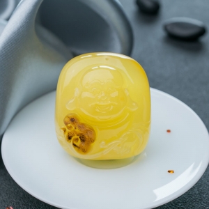 带皮鸡油黄蜜蜡弥勒佛吊坠