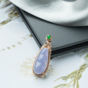18K糯冰种紫罗兰翡翠福豆吊坠