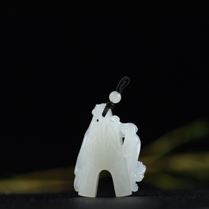 籽料和田白玉天地玄黄吊坠