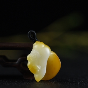 籽料和田玉黄沁珍惜宝贝吊坠