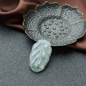 糯冰种飘花翡翠金枝玉叶吊坠