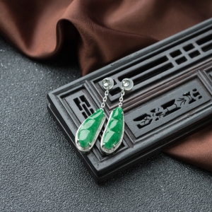 18K糯冰种翠绿翡翠福豆耳坠