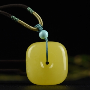 鸡油黄蜜蜡方平安扣吊坠