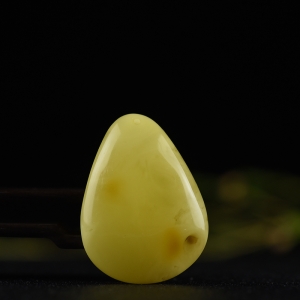 鸡油黄蜜蜡水滴吊坠