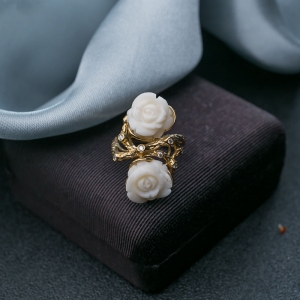 18K白珊瑚牡丹花戒指
