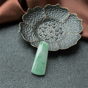 糯冰种飘翠翡翠无事牌吊坠