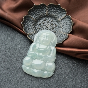 糯冰种浅绿翡翠观音吊坠