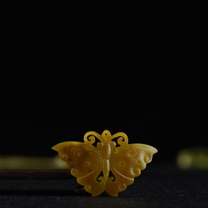 籽料和田玉黄沁蝴蝶吊坠