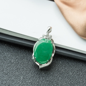 18K糯冰种翠绿翡翠福瓜吊坠